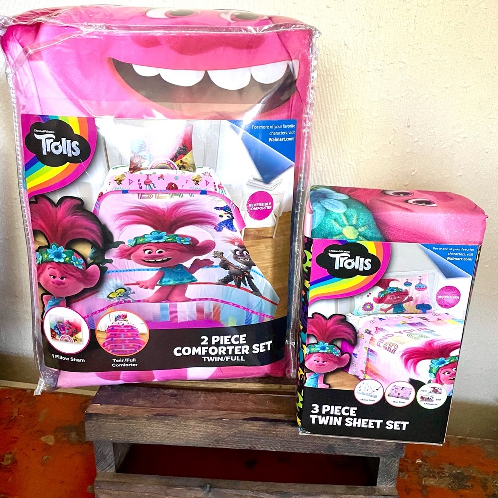 Trolls Christmas Gift Set- ‘Find Your Beat!’ Twin Comforter & Twin Sheet Set